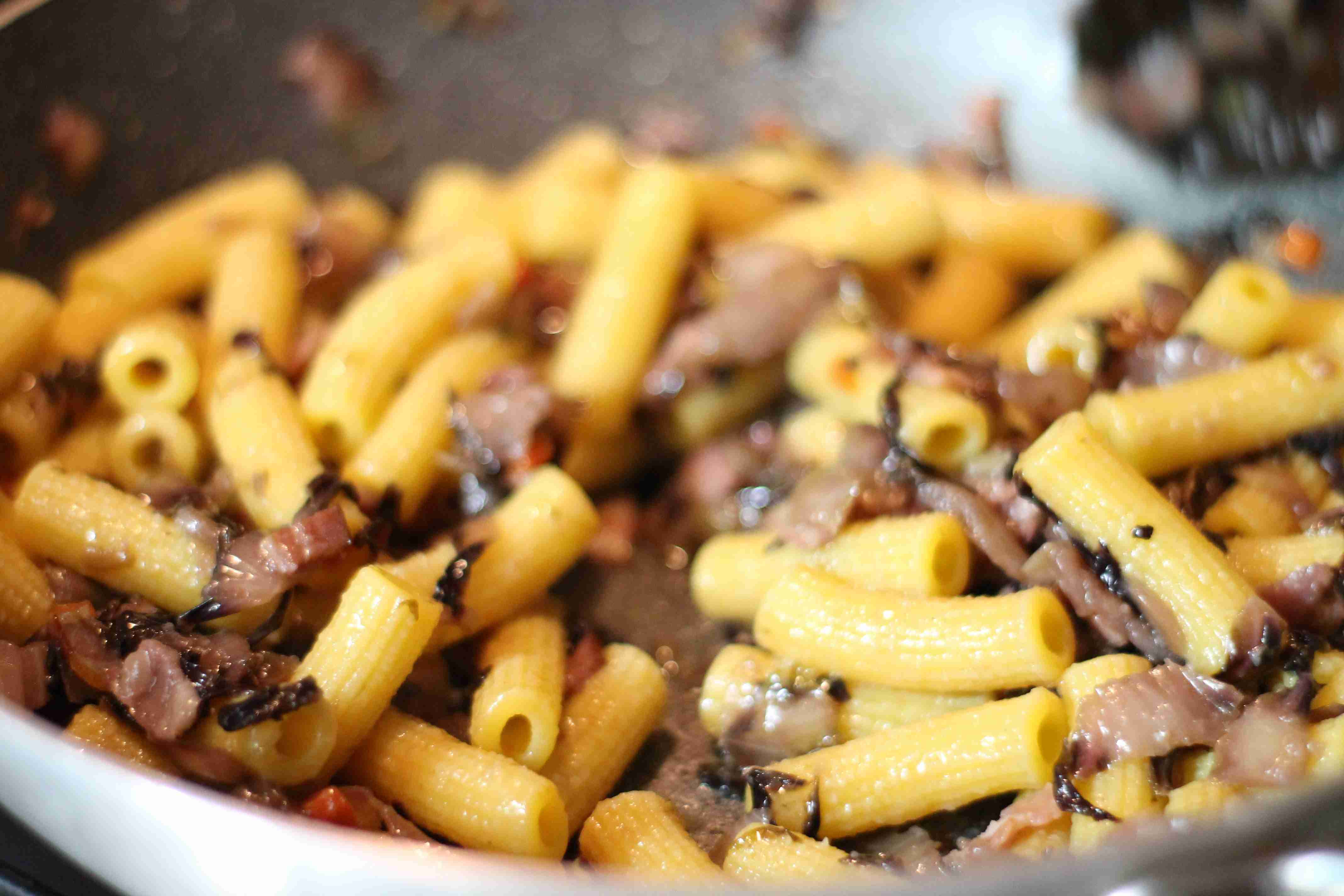 Maccheroni all'uovo con radicchio e pancetta ricetta